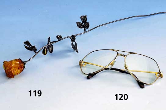 Rose aus Bernstein, Stiel Silber, geschnitzte Bernsteinrose, vollplastisch, detailgetreu, kl. BlÜtenknospen in Silber- fassungen, Bernstein in ...
