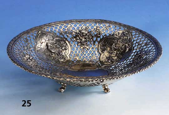 Anbietschale, deutsch, wohl Hanau um 1900, 800er Silber, Durchbrucharbeit, nachge- stochen, Rosendekor, in Kartuschen Vogel- darstellung bzw. ...