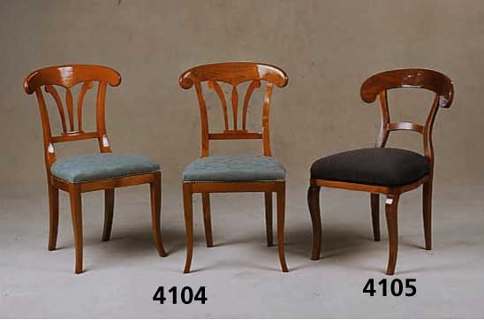 2 SchaufelstÜhle, deutsch, um 1950, im Biedermeierstil, Kirschbaum massiv, hervorra- gende Verarbeitung, in sich geschweift, typischer ...