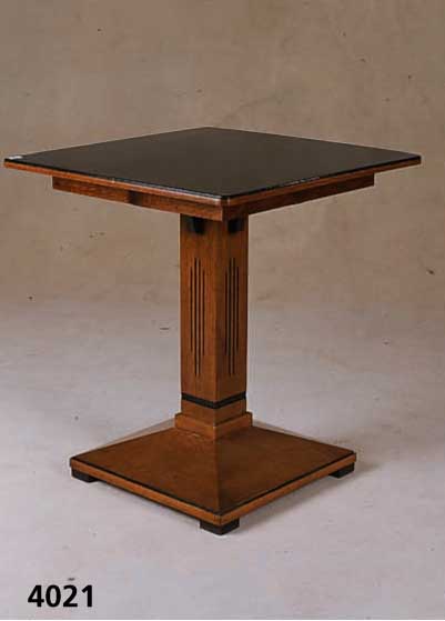 Beistelltisch, deutsch, um 1900/05, Korpus Buche und Eiche massiv, klarer geometrischer Aufbau, aus dem Quadrat entwickelt, sparsame lineare ...