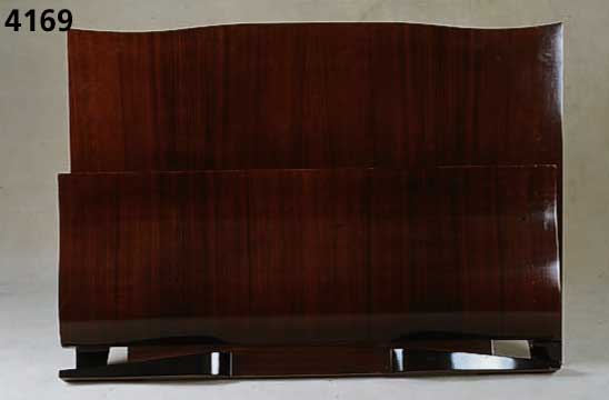 ArtDeco-Bett, Frankreich, um 1938/40, Korpus Weichholz, Palisanderfurnier gespiegelt, Fußleiste schwarz gelackt, reines ArtDeco, stiltypisch, ca. ...
