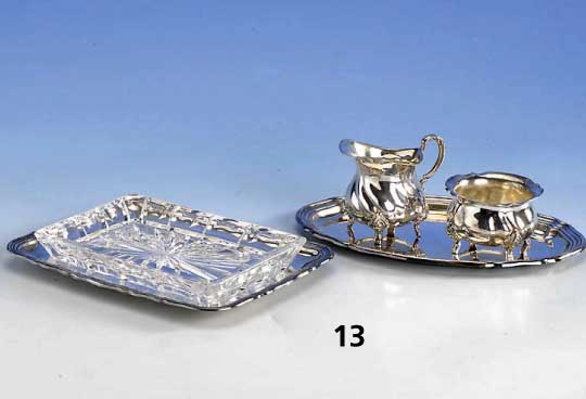 Zuckerschale und Sahnegießer auf Tablett, und Kristallanbietschale auf Silbertablett, 925er Silber, Barockstil, Silbergewicht zus. ca. 400 g, ...