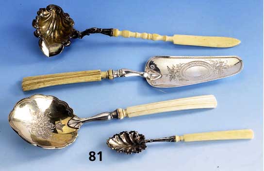 Konvolut 4 Vorlegeteile, wohl deutsch 1835-60, Gebr.-Teile Silber, z.T. graviert und zise- liert, Griffe Bein, altersbed. Gebr.-Sp., sammelwÜrdig