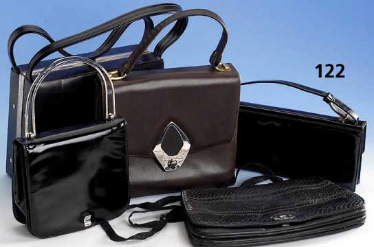 Reiches Konvolut 9 Taschen, 60-70er Jahre, Leder und Kunstleder, Gebr.-Sp., reichhaltig, u.a. schwarzes Lackleder, z.T. m. Seiden- fÜtterung