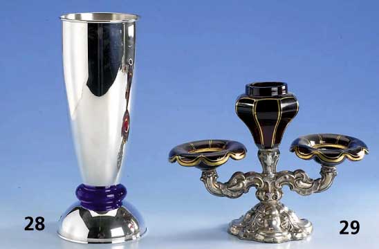 Schmuckablage mit Vase, Frankreich oder Österreich um 1835/40, Silber geprÜft, Fuss gefÜllt, 3 RubinglasaufsÄtze facett. und teilvergoldet, ...