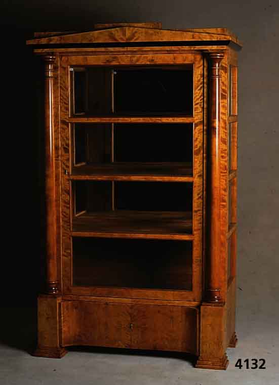 Vitrine, Belgien, Korpus um 1830/40, Weich- holz, ausgesuchtes Birkefurnier, unter Verwen- dung alter Teile, spÄter umgebaut, Fuß 3-fach ...