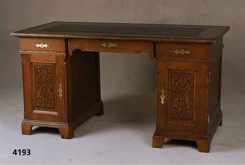 Wandschreibtisch, Frankreich, um 1890/1900, Eiche und Buche massiv, auf Rahmen gearbeitet, Inlets mit Flachschnitzereien im Renaissance- stil, ...