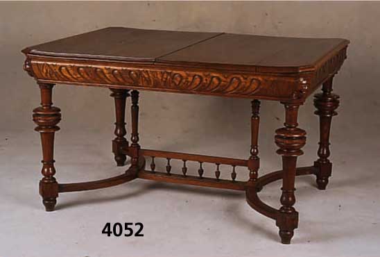 Ausziehtisch, Belgien, um 1890/1900, Eiche massiv, Korpus Weichholz, Buche, Zarge Flach- schnitzereien im Renaissancestil, an den Ecken ...