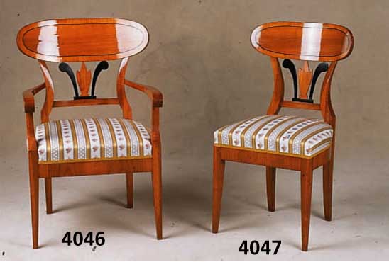 2 Stuhlsessel, im Biedermeierstil, sogenan- nte SchaufelstÜhle, nach Vorbild von Öster- reich, um 1810/20, Kirsche massiv, leichte ...
