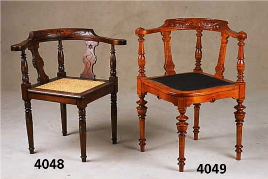 Schreibtischeckstuhl, deutsch, im GrÜnder- zeitstil, Birke massiv, reiche Drechselarbeit, Zarge leicht in sich geschwungen, Baluster- beine, ...