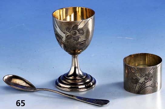 Taufgeschenk, deutsch um 1900, 800er Sil- ber, floral graviert, best. aus: Eierbecher, LÖffel und Serviettenring, in orig. Etui
