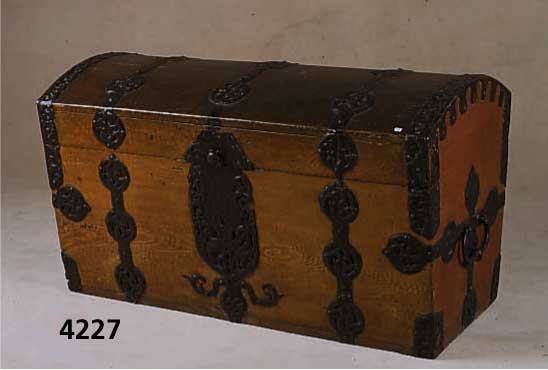 Buckel- bzw. Reisetruhe, sÜddeutsch, um 1790/ 1820, Eiche massiv, ursprÜnglich braun-gelb und rot gefaßt (Biermalerei), reiche Eisen- ...