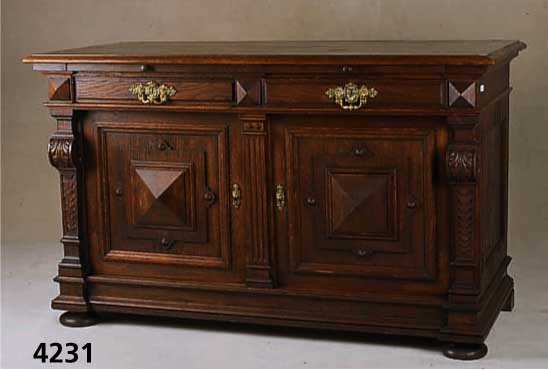 Buffet, deutsch, um 1890/1900, GrÜnderzeit, Eiche massiv, Korpus z.T. Weichholz und Buche, Front reich gegliedert, aufgesetzte Schnitz- ereien im ...