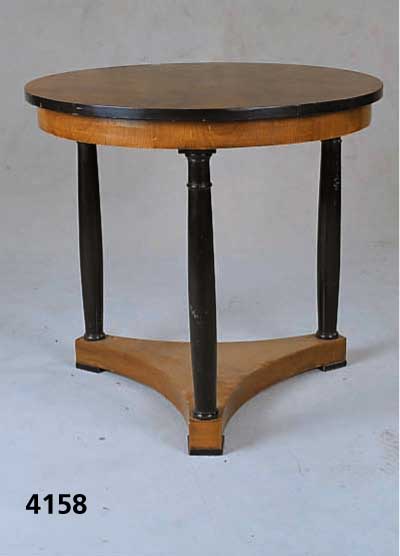 Salontisch, deutsch, um 1905, nach Vorbild von 1810, Empirestil, dickes Kirschbaumfurnier gespiegelt, mittig geschwÄrzt, SÄulen leicht konisch ...