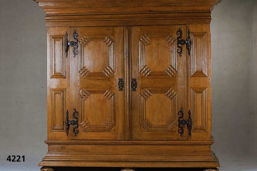Hamburger Dielenschrank, deutsch, um 1770/1810 , Eiche massiv, RÜckwand Weichholz, Front und Seiten auf Rahmen gearbeitet, aufgesetzte Kartuschen, ...
