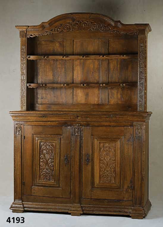 Prahlhans, wohl Siegerland, um 1760/90, Eiche massiv, auf Rahmen gearbeitet, Fuß 3-fach getreppt, in sich geschweift, Lisenen mit sparsamer ...