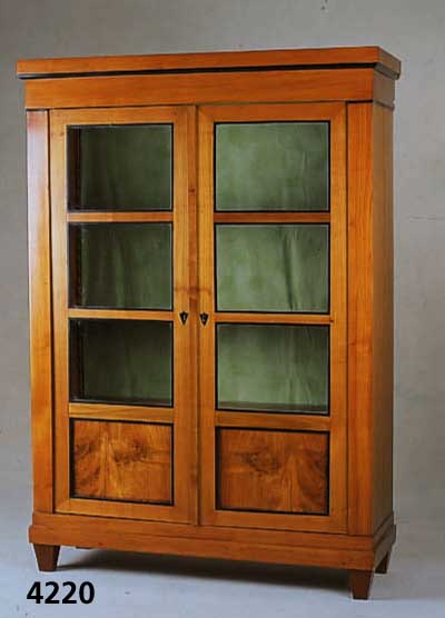 Biedermeierstilschrank, deutsch, um 1905/06, Korpus Weichholz, dickes Kirschbaumfurnier, auf Rahmen gearbeitet, Unterteil Kirschbaum- ...