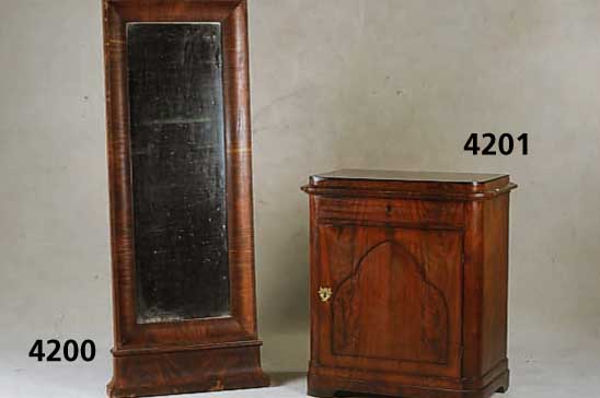 KommodenschrÄnkchen, norddeutsch, um 1840/45, Korpus Weichholz, Trageteile Eiche massiv, auf Rahmen gearbeitet, Pyramidenmahagonifur- nier ...