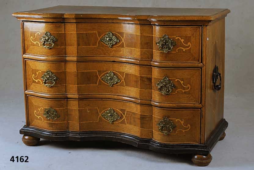 3-fach geschweifte Kommode, mitteldeutsch, um 1760, Korpus Weichholz und Eiche massiv, Front sehr sorgfÄltig horizontal aufgebaut, dickes ...