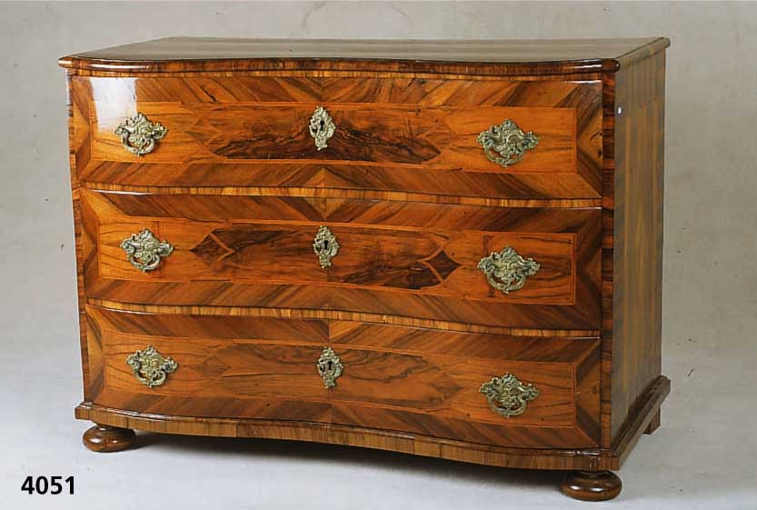 Doppelt geschweifte Kommode, westdeutsch, um 1750, Korpus Weichholz, ausgesuchtes Wurzel- nußfurnier, Front doppelt geschweift, Schub- laden ...
