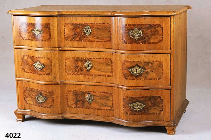 Kommode, deutsch/rheinisch, um 1760/70, Korpus Weichholz, Eiche massiv, doppelt ge- schweift, 3-schÜbig, Mittelteil tief einge- wuchtet, in sich ...