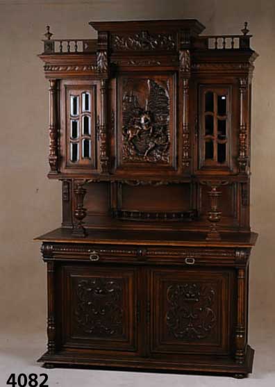 Prunkaufsatzschrank, Belgien, um 1890/1900, Korpus Buche und Weichholz, Front und Zier- teile Nußbaum massiv, Nußbaumfurnier, Oberteil 3-fach ...