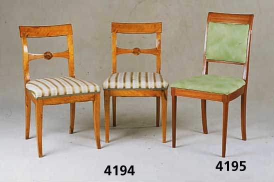 2 SpÄtbiedermeierstÜhle, mitteldeutsch, um 1830/40, Buche massiv, Lehnen z.T. Wurzel- furnier, Sprosse Wurzelnußfurnier, alte Polsterung, Bezug ...