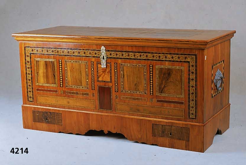 Hochzeitstruhe, Marburg/Hessen, um 1790/1800, Korpus Weichholz, dickes Kirschbaumfurnier, 5-fach gespiegelt und verlaufend, Kartuschen ...