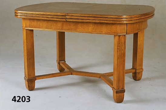 Ausziehtisch, deutsch, um 1900/05, Jugend- stil, Korpus Weichholz, Eiche massiv, doppelt gerieft, Zarge und Doppelleiste paspeliert, Beine ...