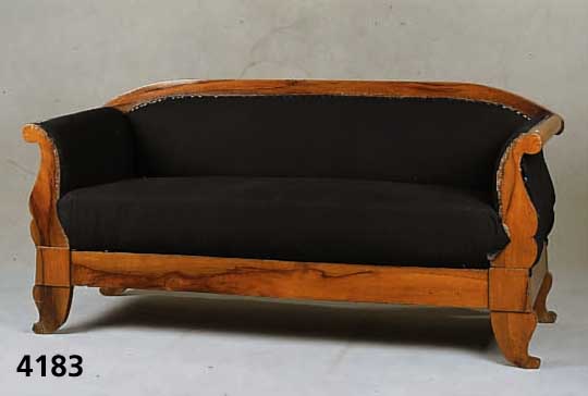 Sofa, sÜddeutsch, um 1830/35, Korpus Weich- holz, dickes Nußbaumfurnier, z.T. Wurzelnuß, Wangen und Seiten 4-fach geschweift, stil- typisch, ...