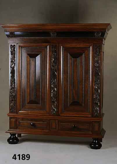 Kissenschrank, Niedelande, um 1900/20, Eiche massiv, z.T. Palisanderfurnier, aufge- setzte Schnitzereien mit BlÜten, BlÄttern und Trauben, ...