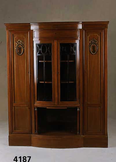 Jugendstil-Vitrinenschrank, deutsch, um 1900/ 05, Korpus Weichholz und Buche, Mahagoni- furnier, auf Rahmen gearbeitet, Mittelteil leicht gebaucht ...