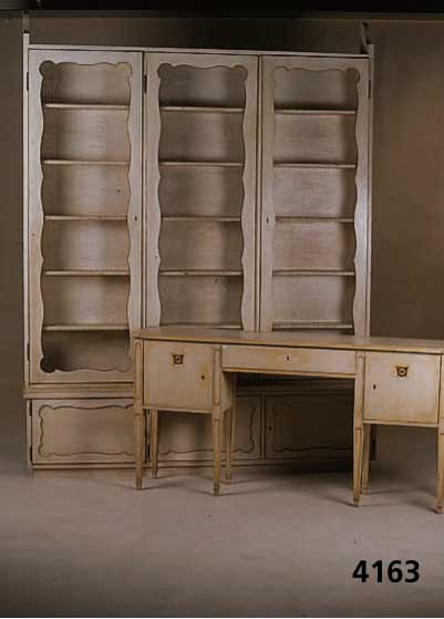 Sideboard und sogenanntes TruhenaufsatzmÖbel, wohl Spanien, nach dem Vorbild von 1830/40, Korpus Buche massiv, cremefarben gefaßt, Brezelrahmen ...