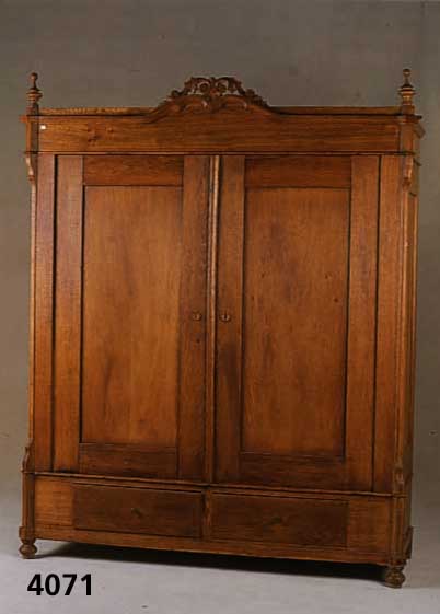 Kleiderschrank, mitteldeutsch, um 1850/60, Korpus z.T. Weichholz, Überwiegend Eiche massiv, auf Rahmen gearbeitet, starker Bieder- meiereinfluß, ...