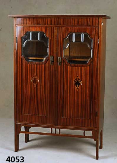 JugendstilschrÄnkchen, deutsch, um 1902/04, wohl Dresden, Korpus Linde, Mahagonifurnier, ausgewÄhlte Struktur, gespiegelt, sparsame Intarsien, ...
