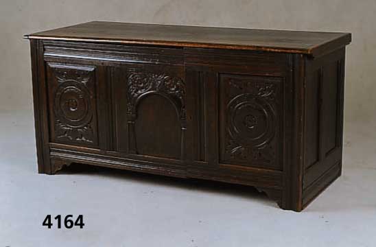 Truhe, mitteldeutsch, mit Teilen um 1730, um 1890 als SchrÄnkchen umgebaut, Rahmenfas- sung, Inletts abstrakt floral geschnitzt, Kartuschen mit ...