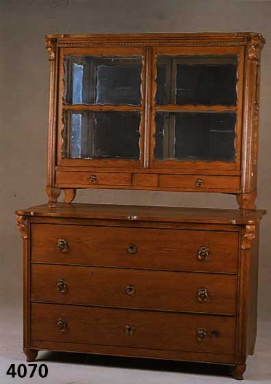 Aufsatzkommode, sÜddeutsch, um 1810/1835-40, Korpus Weichholz, Front und Schauteile Eiche massiv, 3-schÜbig, original BeschlÄge und Ver- ...
