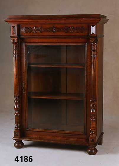Vitrinenschrank, deutsch, um 1890, spÄte GrÜnderzeit, Korpus Weichholz, Nußbaumfurnier, SÄulen Nußbaum massiv, schÖne Drechselarbeit, ...