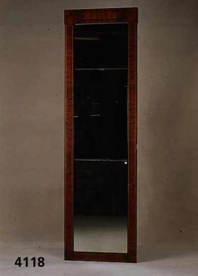 Großer Spiegel, deutsch, wohl Dresden, um 1820 , Korpus Weichholz, Pyramidenmahagonifurnier gespiegelt, 3-fache Fadenintarsien, untere Ecken ...