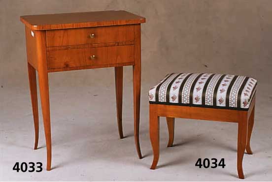 Schubladentischchen, im Biedermeierstil, Korpus Weichholz, dickes Nußbaumfurier, her- vorragende Verarbeitung, elegante LinienfÜhr- ung, frei ...