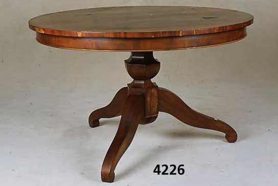 SpÄtbiedermeiertisch, deutsch, um 1835/40, Fuß Nußbaum massiv bzw. dickes Nußbaumfurnier, Zarge horizontal aufgebaut, Pyramidenmahagoni- ...