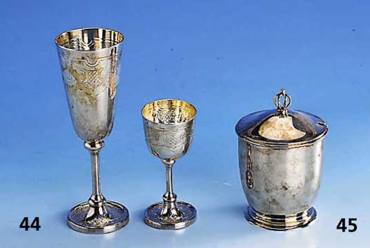 2 Kelche, 925er Silber, zus. ca. 239 g, H ca. 10 und 16 cm, aufwendig graviert, schwere Arbeit, Meister: Preben Salomonsen, Kopenhagen, ...