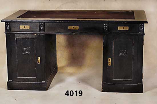 Schreibtisch, deutsch, um 1902/05, Jugend- stil, Korpus Weichholz, Buche, Eichefurnier, auf Mooreiche gebeizt, original Jugendstil- beschlÄge, ...