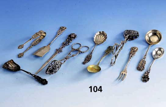 Großes Konvolut Hildesheimer Rose und im Stil der Hildesheimer Rose, 800er und 835er Silber, einige Teile ungepunzt, total ca. 650 g, best. aus: ...