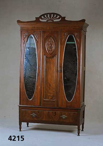 Schrank, England, um 1895, frÜher Jugendstil , Nußbaum massiv, Schnitzereien z.T. aus dem Vollholz, 2 eingelegte facettierte Spiegel, minimal ...