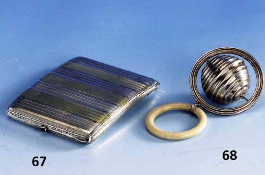 Kinderrassel, deutsch um 1925/30, 800er Silber, vielfach gerieft, Mittelteil drehbar, Beißring Kunststoff, Gebr.-Sp., zeittyp., sammelwÜrdig