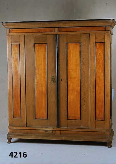 Biedermeierschrank, deutsch/mitteldeutsch, um 1820/30, Korpus Weichholz, Eiche massiv, auf Rahmen gearbeitet, Fuß 3-fach getreppt, Kopf 4-fach ...