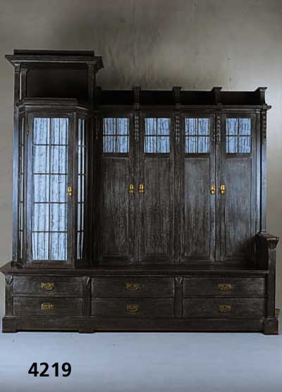 VielzweckmÖbel, deutsch, um 1902/04, wohl Darmstadt, Eiche massiv, auf Rahmen gearbei- tet, ausgesuchtes Holz, RÜcken Weichholz, sparsame ...