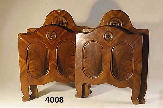 2 SpÄtbiedermeierbetten, deutsch/Elsaß-Loth- ringen, um 1840/50, Korpus Weichholz, Pyramidenmahagoni, 4-fach gespiegelt, in Kar- tuschen, ...