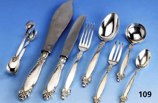 Besteck fÜr 12 Personen, deutsch, um 1920, 800er Silber, Wilkens Bremen, best. aus: 11 Messer (Griffe gefÜllt, Klingen Stahl), 12 Gabeln, 12 ...